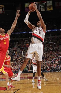 Nicht zu stoppen: Gegen die starken Big Man der Rockets liefert der "L-Train" 31 Punkte und 25 Rebounds!