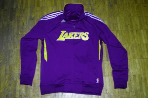 Diese Jacke ist das perfekte Weihnachtsgeschenk für jeden Lakers-Fan!