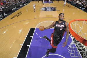 So kennen wir ihn: LeBron bei seinem typischen Dunk, den er seit 2003 in der NBA zeigt!