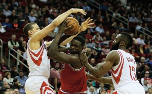 Die gegnerische Defense konzentriert sich, seit Rose verletzt ist, immer mehr auf Luol Deng.