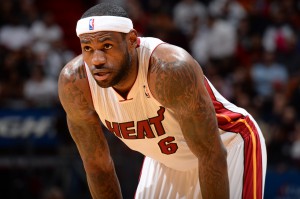 Kann LeBron seinen MVP-Titel, den er in den letzten beiden Jahren holte, gegen Durant doch verteidigen?