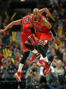 Taj Gibson (rechts) und Joakim Noah fuhren mit Chicago den dritten Sieg in Folge ein.