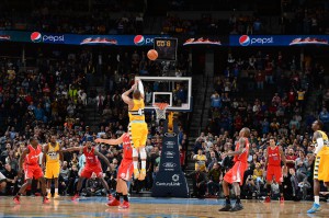 Der Wurf des Abends: Randy Foye sichert den Denver Nuggets mit diesem Buzzer-Beater den Sieg über die Los Angeles Clippers.