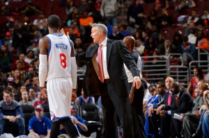 "Mach langsamer, Tony. Wir gewinnen sonst noch!" Brown gibt Tony Wroten Anweisungen.