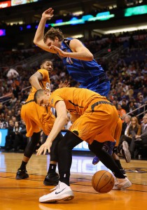 Erbitterter Kampf: Dirk und seine Mavs kämpfen mit Phoenix um die Playoffs.