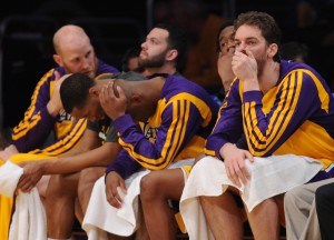 Ein Bild, das Bände spricht: Die Bank der Lakers während der historischen Klatsche gegen den Stadtrivalen.