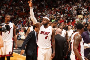 Lässt sich von der Menge feiern: LeBron James nach seiner 61-Punkte-Gala.