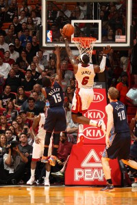 LeBron auf dem Weg zu zweien seiner 61 Punkte – übrigens ein neues Career-High für den zweifachen Finals-MVP.