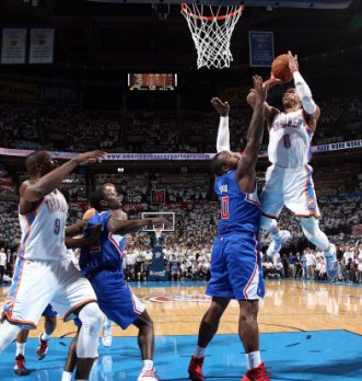 Russell Westbrook avancierte nicht nur wegen seiner 38 Punkte zum Matchwinner des fünften Duells.