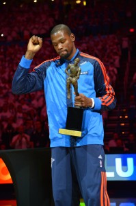 Als Kevin Durant vor Beginn der zweiten Partie gegen die Clippers die MVP-Trophy erhielt herrshte Gänsehautatmosphäre.