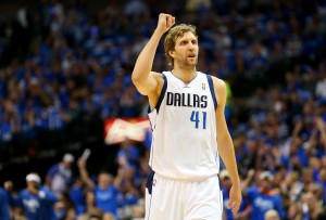 Dirk Nowitzki wird einen neuen Vertrag bei Dallas unterschreiben, der über drei Jahre läuft.