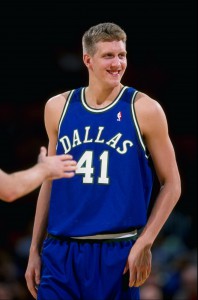 Treu: Seit 1999 geht Dirk Nowitzki für die Dallas Mavericks auf Korbjagd.