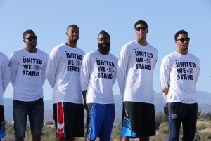 Für Paul George tragen die US-Spieler diese speziellen Shirts. (Foto: Getty Images)
