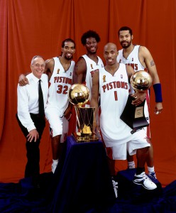 Finals-MVP Chauncey Billups nach der Meisterschaft 2004 mit Coach Larry Brown, Richard Hamilton, Ben Wallce und Rasheed Wallace. (Foto: Getty Images)