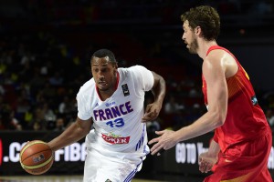Immer einen Schritt voraus: Boris Diaw und Franreich stürzen Pau Gasol und dessen Spanier. (Foto: Getty Images)