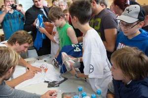 Autogramme für die Fans: Dirk Nowitzki in Leverkusen. (Foto: Thomas Lüttgen)