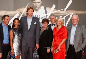 Dirk mit seinem Schwager, seiner Frau, Mutter und Schwester sowie seinem Vater. (Foto: Getty Images)