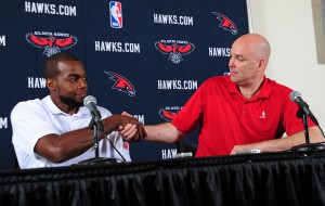 Danny Ferry (r.) mit Paul Millsap 2013. (Foto/Titelbild: Getty Images)