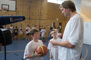 Lernen von Dirk: Der Superstar begeisterte die anwesenden Kinder (Foto: Thomas Lüttgen).
