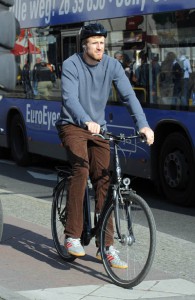 Matt Bonner cuised mit dem Bike durch Berlin-City