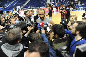 Manu Ginobili im Gespräch mit der internationalen Presse. (Foto: Getty Images)