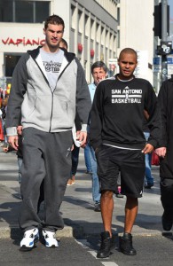 Lieber zu Fuß unterwegs: Thiago Splitter (l.) und Patty Mills. (Fotos: Getty Images)