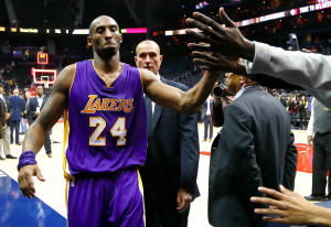 Applaus, Applaus: Kobe hat die 32.000-Punkte-Marke durchbrochen. (Foto: Getty Images)