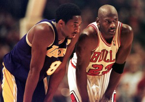 Der Schüler und sein Lehrmeister: Kobe Bryant und Michael Jordan, 1997 (Foto: Getty Images)