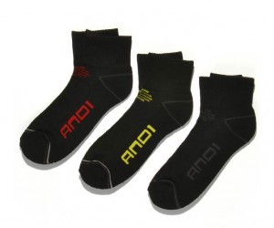 Ein Dreierpack AND1-Socken. Perfekt für die kalten Tage!