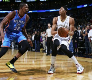 Kevin Durant hatte es bei seinem Comeback gegen Anthony Davis nicht einfach. (Foto: Getty Images)