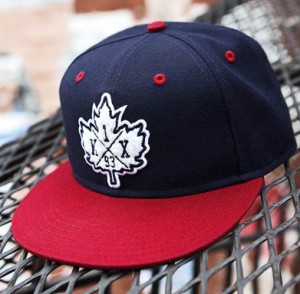 Eine K1X-Cap in blau und rot.