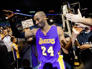 Geschafft: Kobe freut sich über den Aufstieg unter die Top-3 der All-Time-Scorer. (Foto: Getty Images)