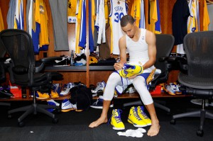 Unter anderem verlosen wir Stephen Currys Under Armour Clutch Fit Drive Mids. (Foto: Getty Images)
