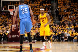 Das Superstar-Duell gewann LeBron gegen Durant. (Foto: Getty Images)