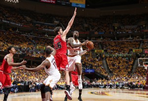 LeBron James verlor in Spiel 1 gegen die Bulls sechs Mal den Ball (Foto: Getty Images)