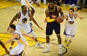In der Overtime verlor LeBron drei Mal den Ball – er hatte keine Kraft mehr! (Foto: Getty Images)