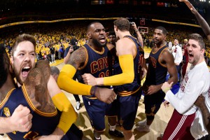 Nach dem Sieg in Game 2 zeigten die Cavs große Emotionen! (Foto: Getty Images)