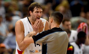 Dirk Nowitzki hadertezum Ende der Partie mit den Schiedsrichtern (Foto: Getty Images)