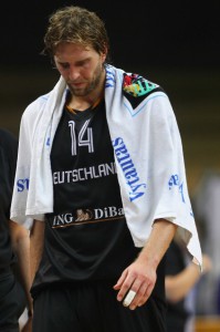 Aus der Traum von Olympia 2012: Nowitzki nach dem Spiel mit gesenktem Kopf. (Foto: Getty Images)
