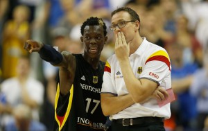 Dennis Schröder und Chris Fleming waren während der EM vielleicht nicht immer ein Meinung, aber sie hielten zusammen (Foto: Getty Images)