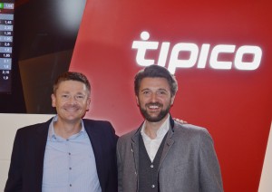 Christian Gruber und Marko Pesic vom FC Bayern München Basketball (Foto: tipico)