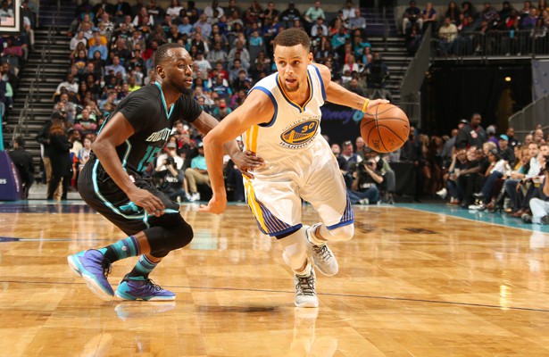 Steph Curry von den Golden State Warriors zieht mit Ball an seinem Gegenspieler vorbei.