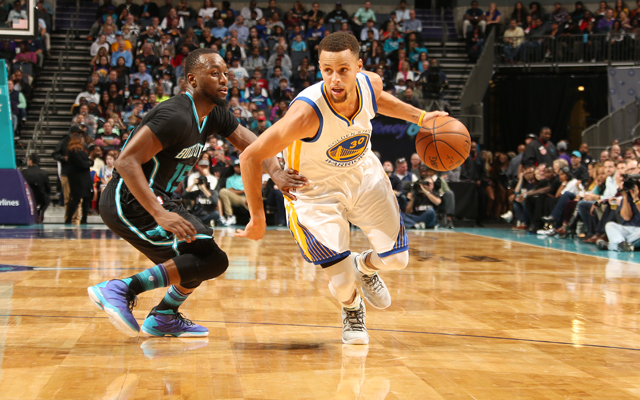 Steph Curry von den Golden State Warriors zieht mit Ball an seinem Gegenspieler vorbei.