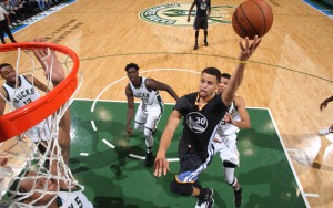 Stephen Curry von den Golden State Warriors wirft den Ball in der Partie gegen die Milwaukee Bucks auf den Korb.