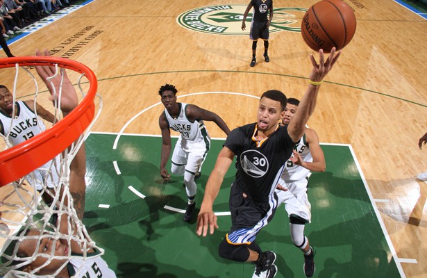 Stephen Curry von den Golden State Warriors wirft den Ball in der Partie gegen die Milwaukee Bucks auf den Korb.