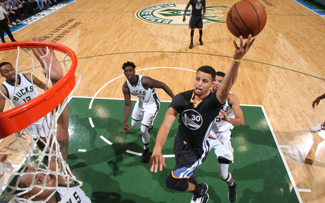 Stephen Curry von den Golden State Warriors wirft den Ball in der Partie gegen die Milwaukee Bucks auf den Korb.