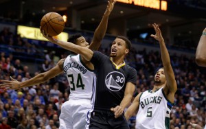 Gegen zwei Gegenspieler kommt Stephen Curry von den Golden State Warriors zum Korbleger.