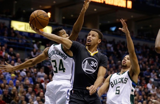 Gegen zwei Gegenspieler kommt Stephen Curry von den Golden State Warriors zum Korbleger.