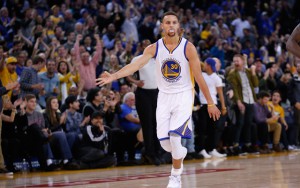 Stephen Curry von den Golden State Warriors freut sich im Spiel gegen die Kings über einen erfolgreichen Wurf.