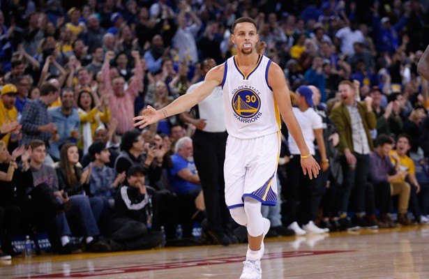 Stephen Curry von den Golden State Warriors freut sich im Spiel gegen die Kings über einen erfolgreichen Wurf.